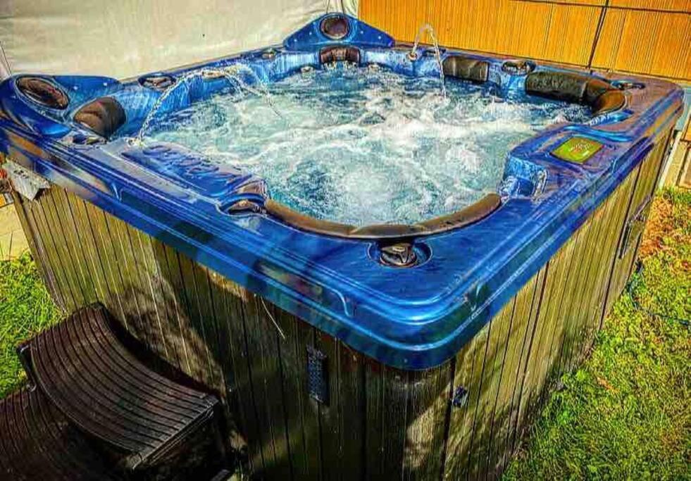 ロチェスター{Quiet Suburban Ranch Hot Tub} Mins Arpt/Rit/Dwntアパートメント エクステリア 写真
